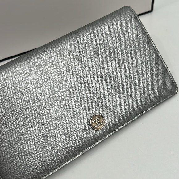 Chanel Silver Long Wallet Authentic 10572753 in Prestine condition - Picture 4 of 16